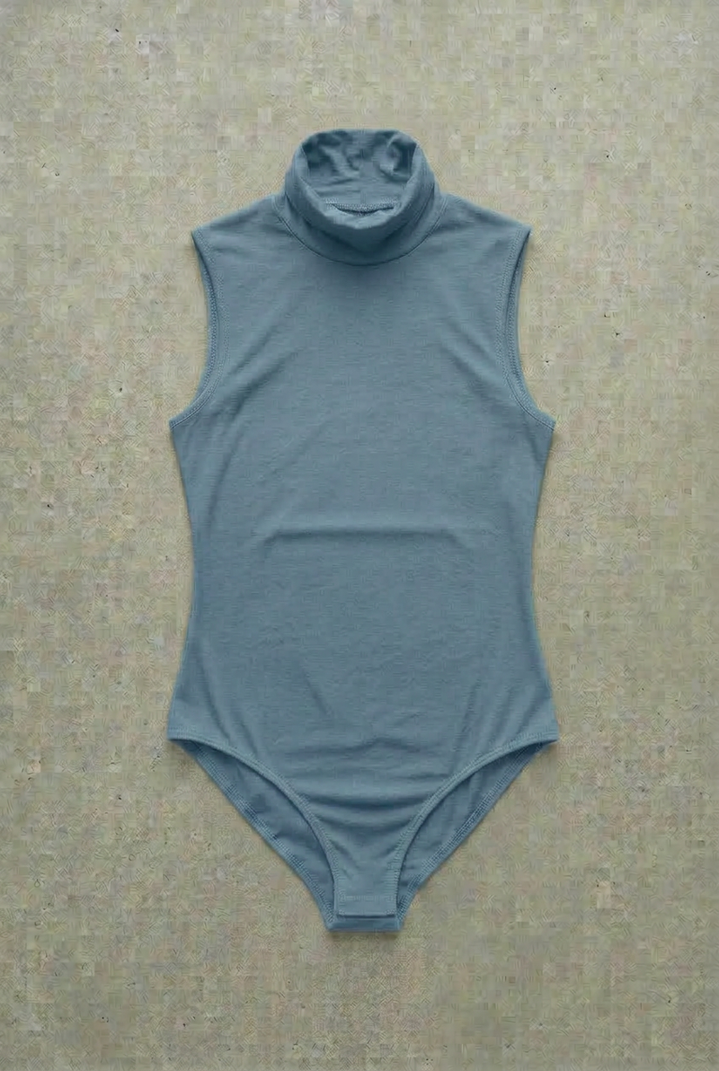 Body Dolcevita Senza Maniche Blu Desaturato Curvy per Taglie Forti | Leela Lab