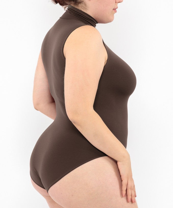 Dettaglio Body Dolcevita Senza Maniche Caffè Curvy Taglie Forti | Leela Lab