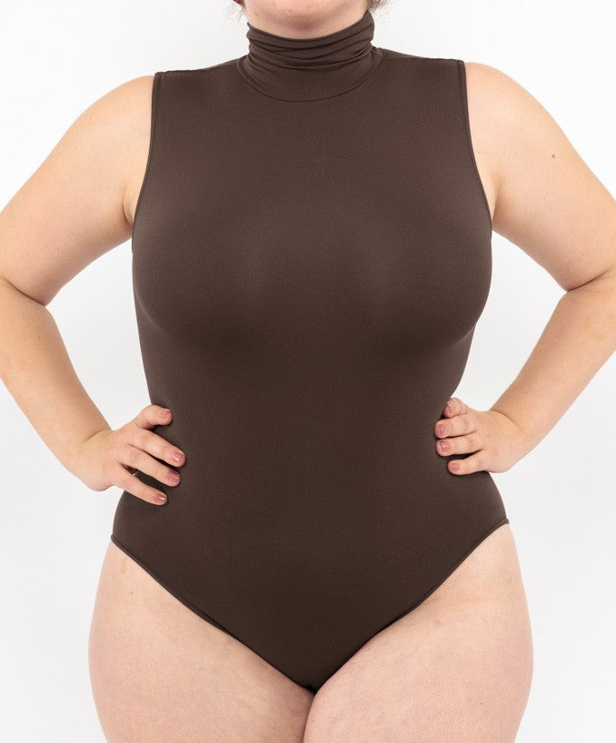 Body Curvy Dolcevita Senza Maniche Caffè Indossato Taglie Forti | Leela Lab