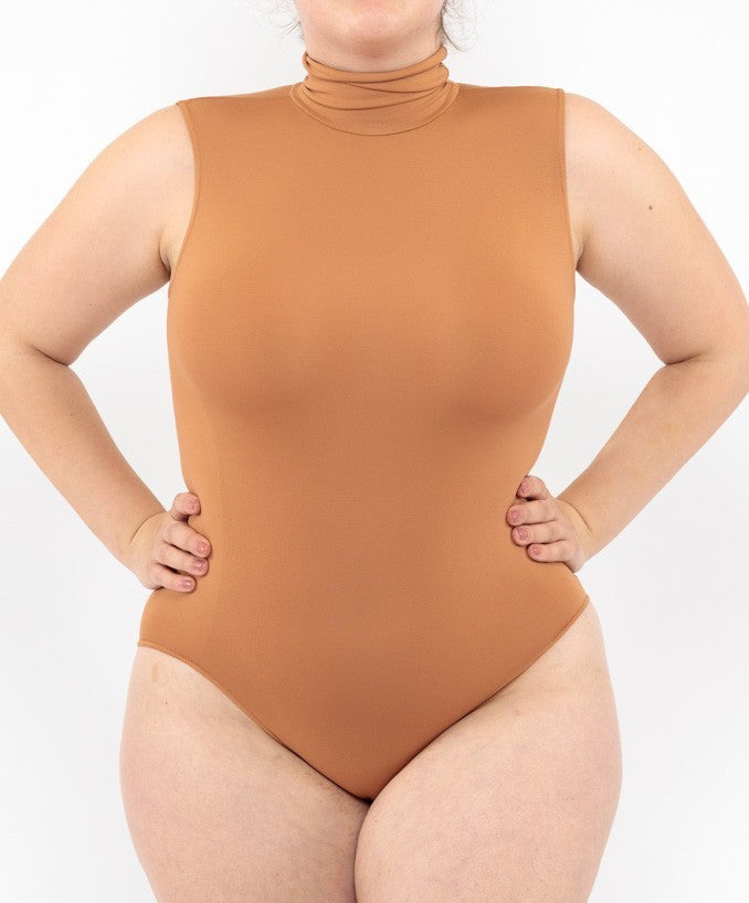 Body Curvy Dolcevita Senza Maniche  Cammello Indossato Taglie Forti | Leela Lab