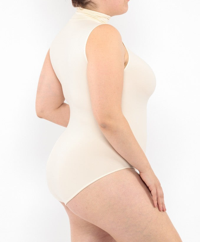 Dettaglio Body Dolcevita Senza Maniche Cipria Curvy Taglie Forti | Leela Lab