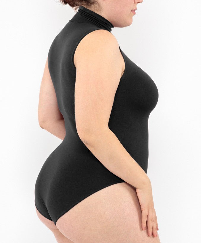Dettaglio Body Dolcevita Senza Maniche Nero Curvy Taglie Forti | Leela Lab