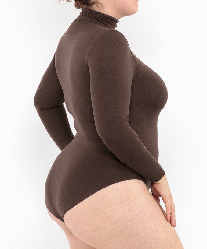 Dettaglio Body Manica Lunga Dolcevita Caffè Curvy Taglie Forti | Leela Lab