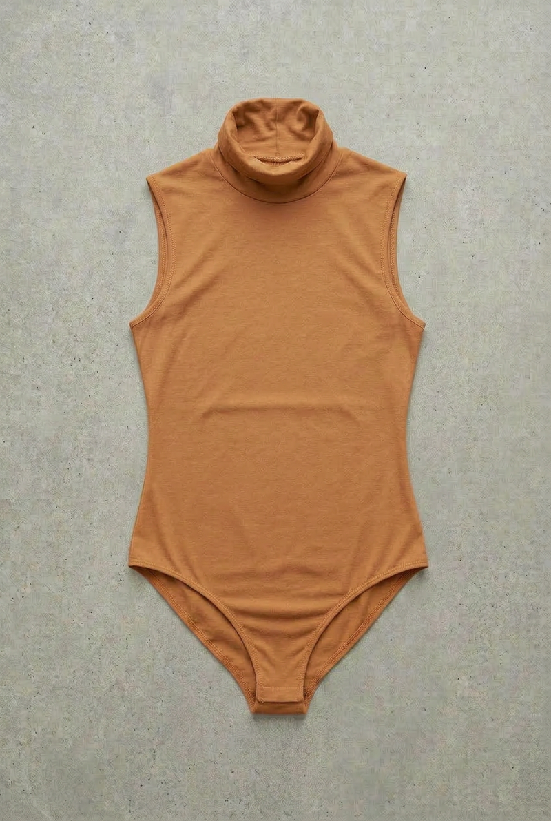 Body Dolcevita Senza Maniche Cammello Curvy per Taglie Forti | Leela Lab