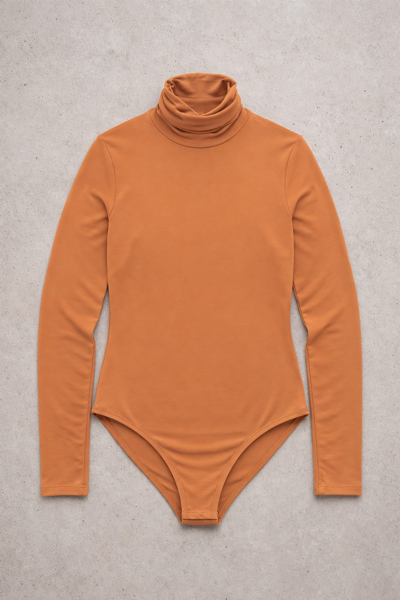 Body Manica Lunga Dolcevita Cammello Curvy per Taglie Forti | Leela Lab