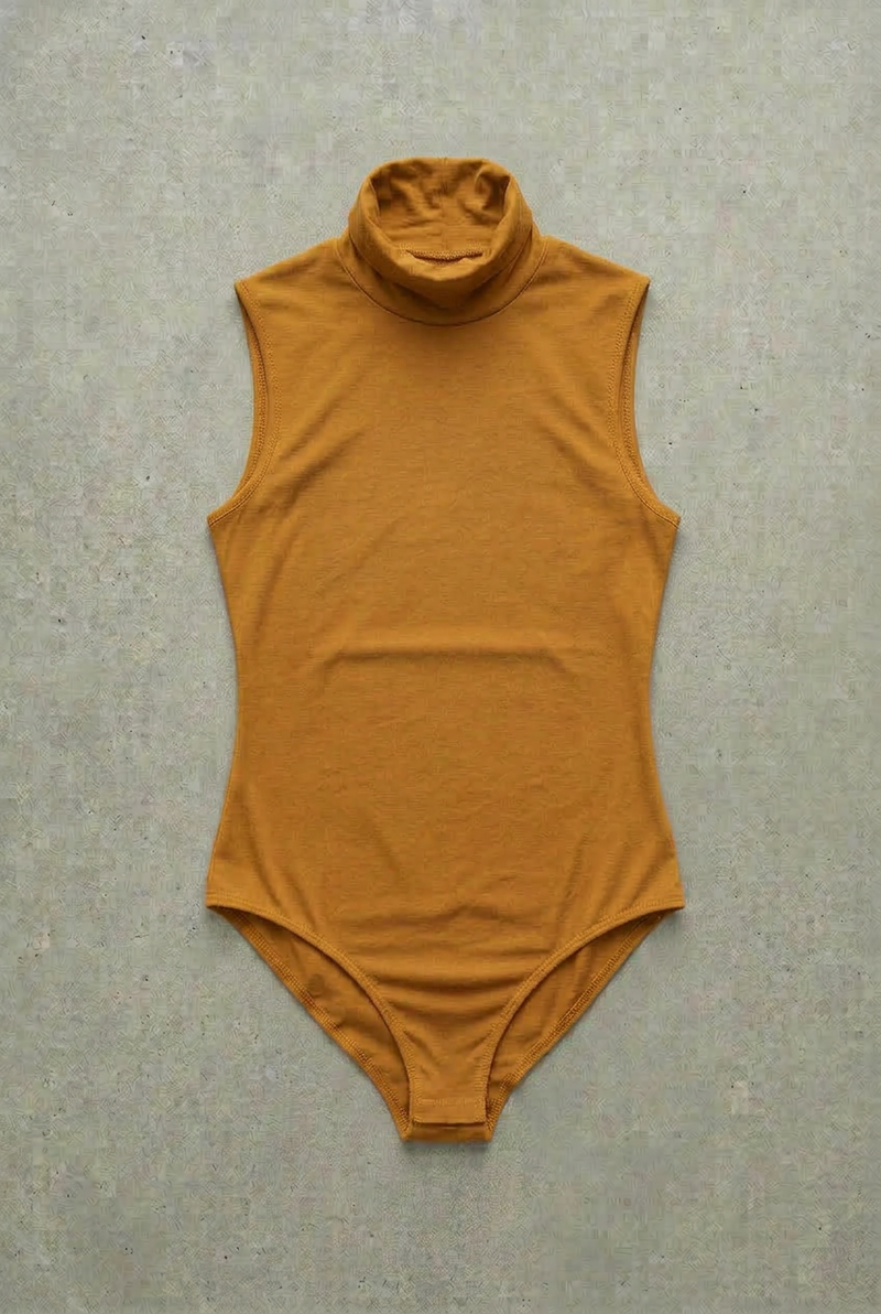 Body Dolcevita Senza Maniche Ocra Curvy per Taglie Forti | Leela Lab