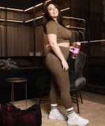 Leggings Push-up Military Olive Curvy outfit | Leela Lab