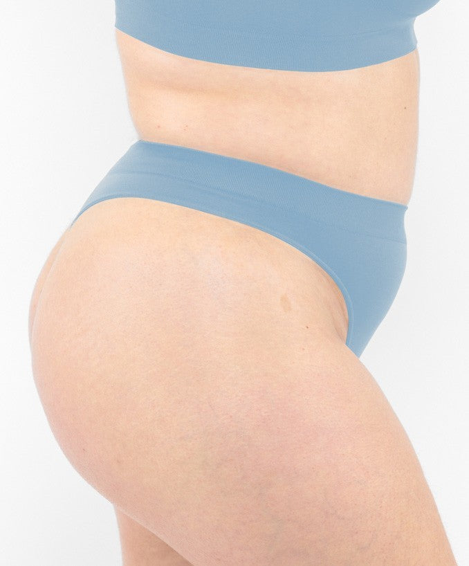 Dettaglio Perizoma Blu Desaturato Curvy per Taglie Forti Plus Size | Leela Lab
