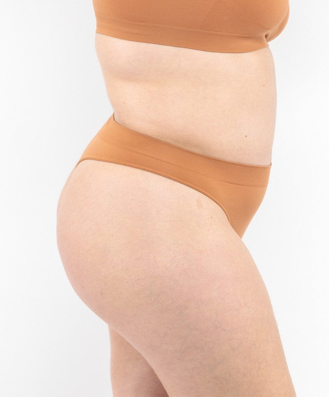 Dettaglio Perizoma Cammello Curvy per Taglie Forti Plus Size | Leela Lab