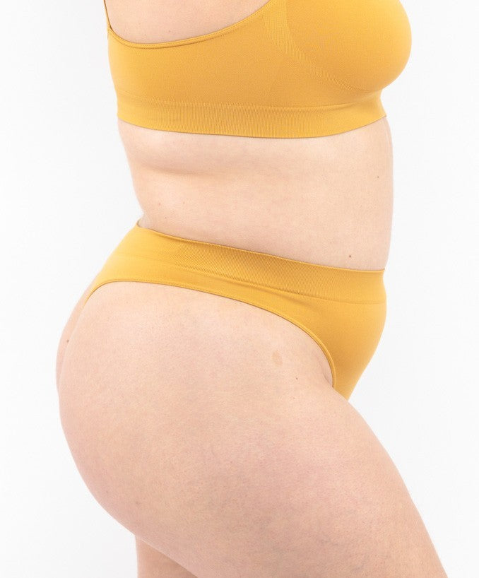 Dettaglio Perizoma Ocra Curvy per Taglie Forti Plus Size | Leela Lab