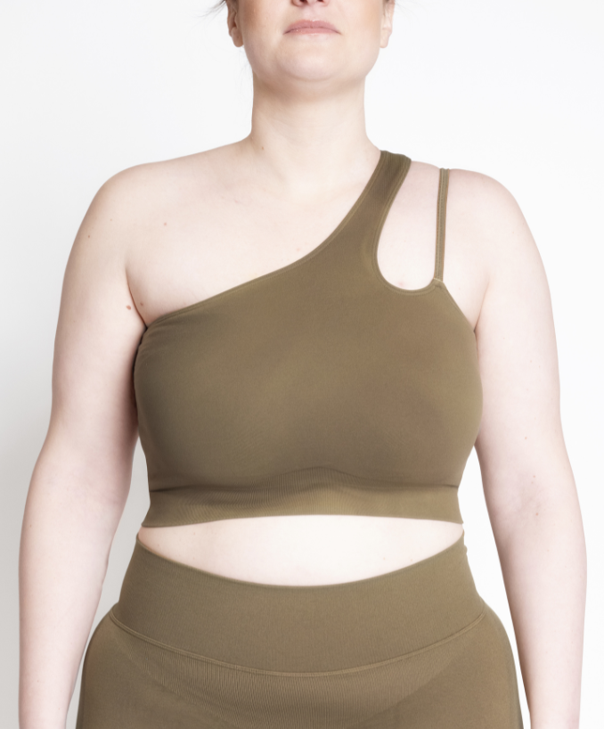 Dettaglio Crop Top Sportivo Military Olive Curvy | Leela Lab